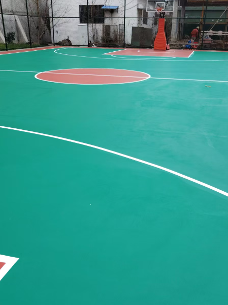 湾岭镇 球场长期使用易出现地面开裂